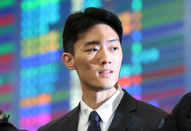 전두환 전 대통령 일가의 비자금 의혹 등을 폭로한 손자 전우원씨가 28일 오전 인천국제공항에서 마약 투약 혐의로 체포돼 서울경찰청 마약범죄수사대로 연행되기 전 취재진 질문을 듣고 있다. 이상섭 기자