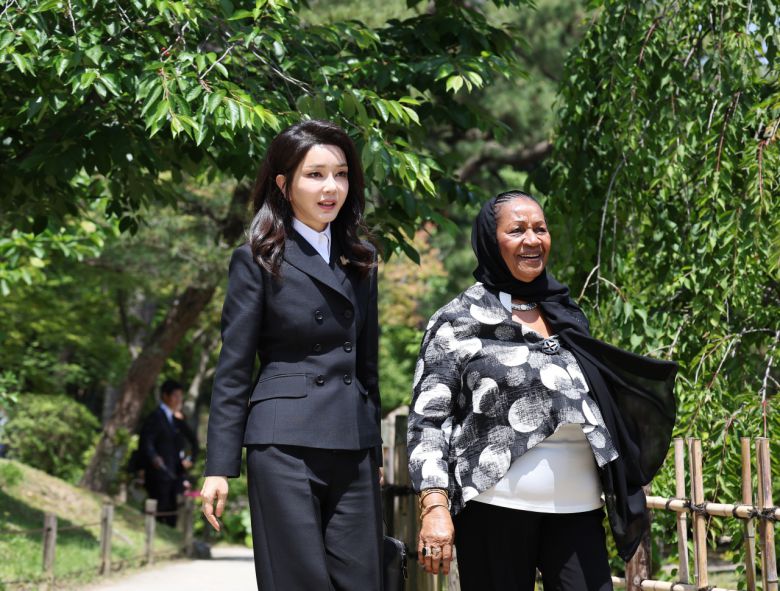 윤석열 대통령과 함께 일본을 방문 중인 김건희 여사가 21일 히로시마의 대표적 정원인 슈케이엔에서 열린 G7 정상회의 공식 배우자 프로그램에 참석해 코모로 대통령의 부인과 함께 걷고 있다. [연합]