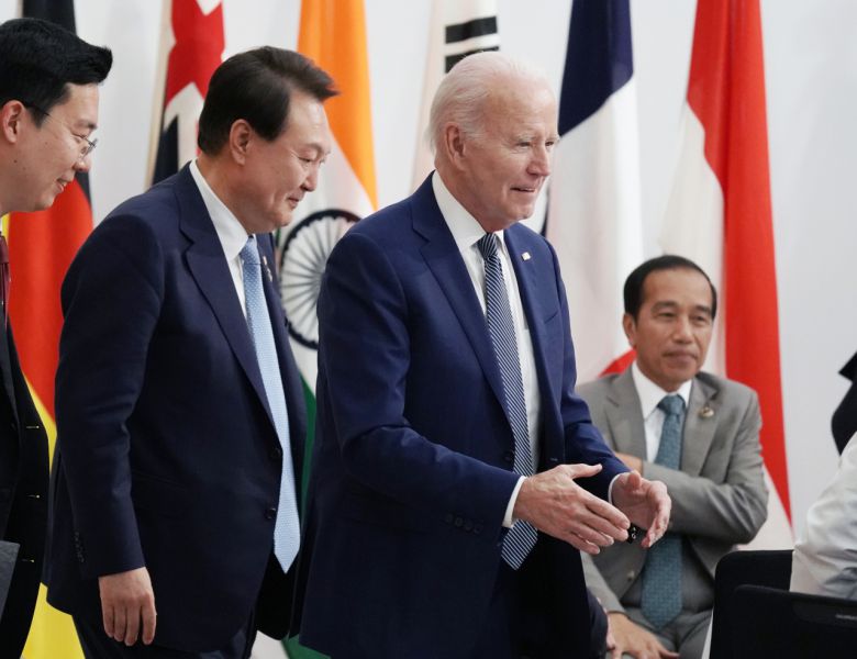 윤석열 대통령이 20일 일본 히로시마 그랜드 프린스 호텔에서 열린 G7 정상회의 확대세션에서 조 바이든 미국 대통령과 인사한 뒤 자리로 향하고 있다. [연합]