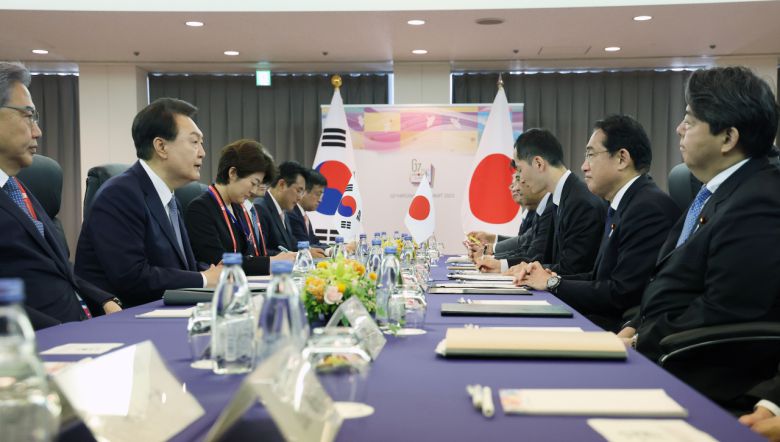 G7 정상회의 참관국 자격으로 일본을 방문 중인 윤석열 대통령이 기시다 후미오 일본 총리와 21일 히로시마 평화기념공원 국제회의장에서 한일 정상회담을 하고 있다. [연합]
