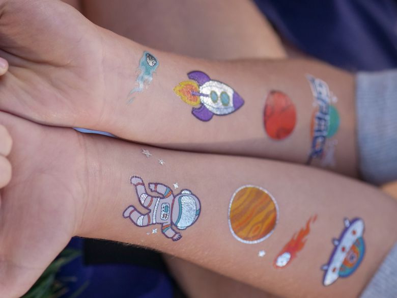 타투스티커를 지우는 일도 제대로 하지 않으면 오히려 피부에 상처를 낼 수 있으므로 조심한다. 스티커를 긁어낸다기보다 유분이 있는 세안제품을 이용해 깨끗이 문질러 씻어낸다는 느낌으로 제거하는 것이 바람직하다.