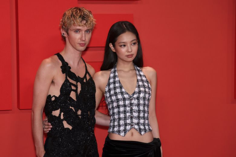 블랙핑크 제니가 ‘제76회 칸 국제영화제’에서 배우 데뷔작인 ‘디 아이돌’ 시사회에 참석해 호주 싱어송라이터 트로이 시반과 함께 포즈를 취하고 있다. [AP 연합]