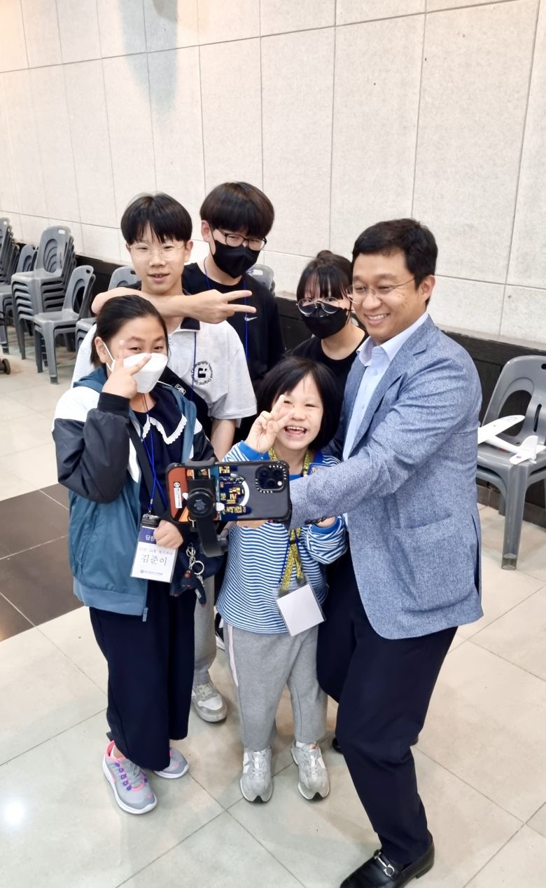 한편 이번 출범식은 100여명의 당원병 환우 가족이 참가해 1박2일에 걸쳐 진행됐다. 당원병 강의와 맞춤형 영양관리법, 가족 심리상담 등 다양한 프로그램을 통해 마음을 케어하고 정보를 공유하는 유익한 시간들로 채워졌다. 1박2일을 함께한 강윤구 교수는 “당원병은 평생 관리만이 유일한 치료법인 만큼 지치지 않는 마음이 더욱 중요하다. 힘들더라도 서로 힘이 돼 마음건강을 잘 챙기시길 바라며, 저도 곁에서 평생 함께하며 누구보다 행복하고 건강한 삶을 지낼 수 있도록 도움이 되겠다.”고 조언했다.