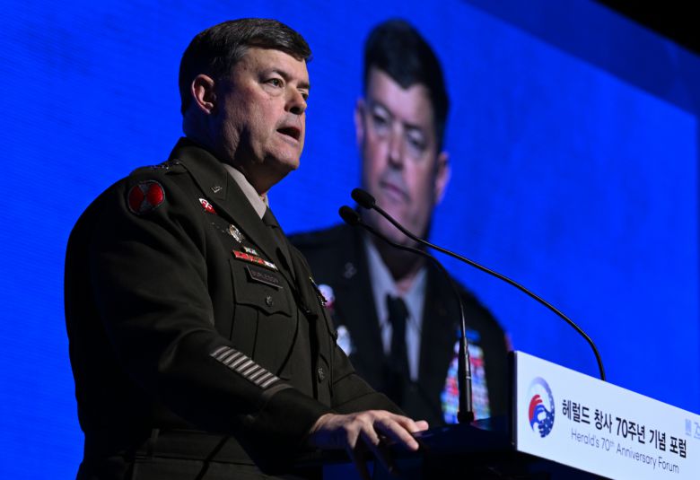 윌러드 벌러슨 주한 미 8군사령관은 24일 서울 중구 신리호텔에서 열린 헤럴드 창사 70주년 기념포럼에서 ‘안보동맹, 한미동맹의 70년’을 주제로 한 발표에서 “우리 장병들이 훈련할 수 있는 공간과 방식에 제한이 있다면 최첨단 장비도 제 역할을 다 할 수가 없다”며 “훈련장에서의 훈련은 한미 연합군의 준비태세 유지를 위해 필수”라고 강조했다. [임세준 기자]