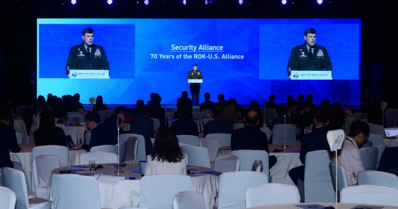 윌러드 벌러슨 주한 미 8군사령관은 24일 서울 중구 신리호텔에서 열린 헤럴드 창사 70주년 기념포럼에서 ‘안보동맹, 한미동맹의 70년’을 주제로 한 발표에서 “우리 장병들이 훈련할 수 있는 공간과 방식에 제한이 있다면 최첨단 장비도 제 역할을 다 할 수가 없다”며 “훈련장에서의 훈련은 한미 연합군의 준비태세 유지를 위해 필수”라고 강조했다. [이상섭 기자]