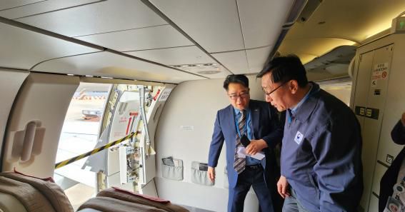 어명소 국토교통부 2차관이 26일 대구공항에 계류 중인 상공에서 출입문이 열리는 사고가 발생한 여객기를 점검하고 있다. [연합뉴스]