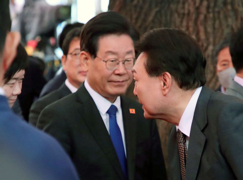 윤석열 대통령이 27일 서울 종로구 조계사에서 열린 불기 2567년 부처님오신날 봉축법요식이 끝난 뒤 이재명 더불어민주당 이재명 대표, 이정미 정의당 대표와 인사를 나누고 있다. [연합]