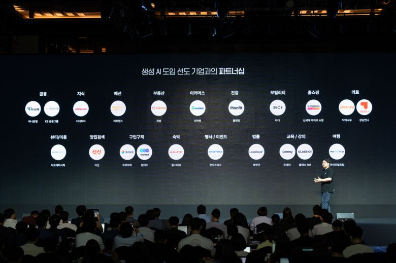 31일 열린 생성 AI 컨퍼런스 ‘GAA 2023(Generative AI Asia 2023)’에서 키노트를 진행 중인 이세영 대표. 뤼튼테크놀로지스의 파트너사들을 소개하고 있다. [뤼튼테크놀로지스 제공]