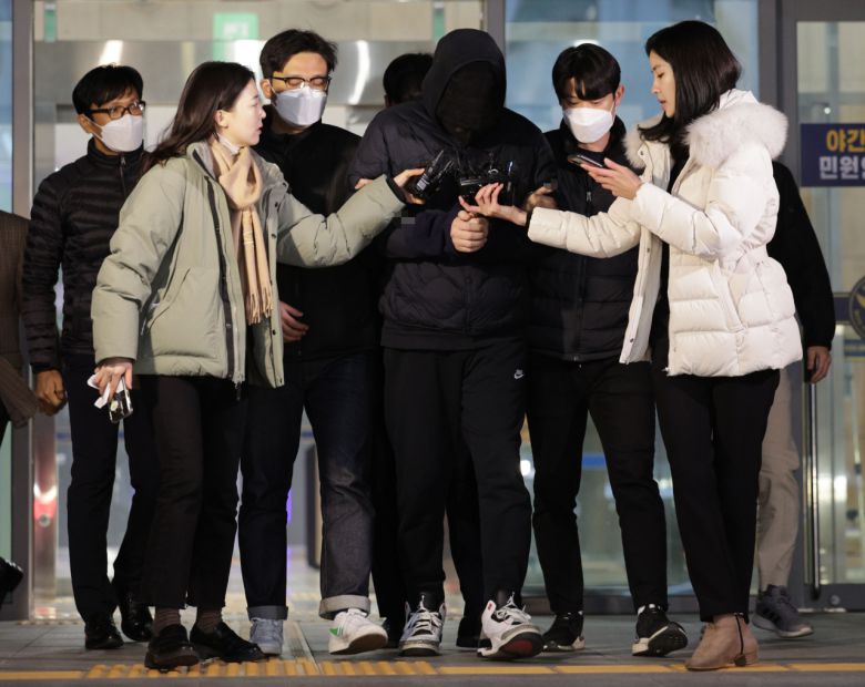 서울 강남구 청담동의 어린이보호구역(스쿨존)에서 음주운전을 하다가 초등학교 3학년생을 치어 숨지게 한 30대 남성 A씨가 지난해 12월 9일 오전 서울 강남경찰서에서 검찰로 송치되고 있다. [연합]
