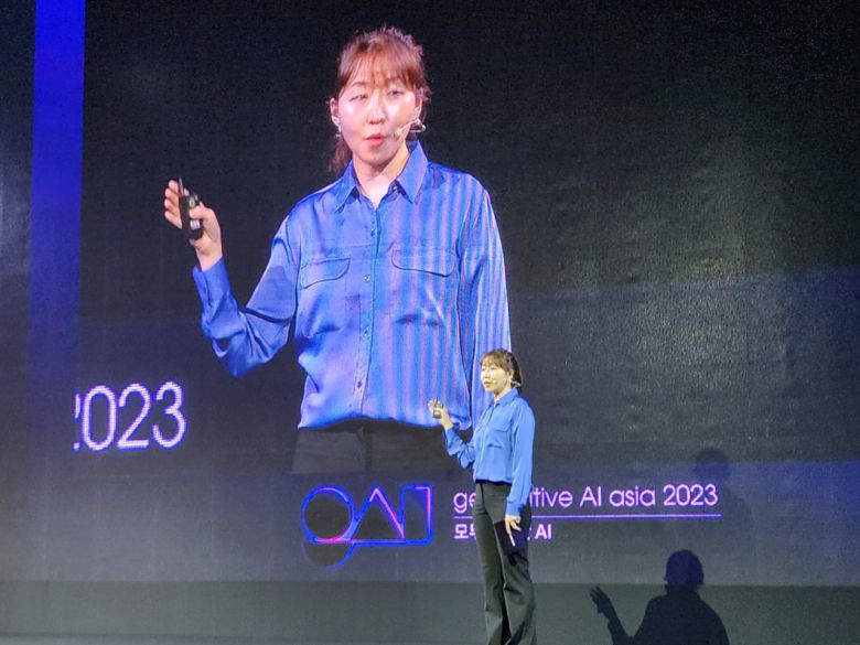31일 열린 생성 AI 컨퍼런스 ‘GAA 2023(Generative AI Asia 2023)’에서 키노트를 진행 중인 강수진 프롬프트 엔지니어. [뤼튼테크놀로지스 제공]