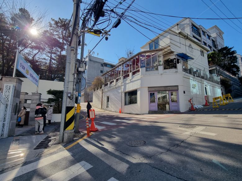 서울 강남구 언북초등학교 후문 쪽 어린이보호구역(스쿨존) 도로. 김영철 기자/yckim6452@