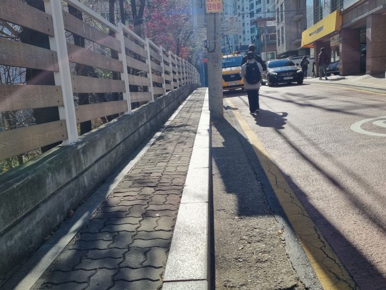 서울 강남구 언북초등학교 후문 쪽 어린이보호구역(스쿨존) 도로. 김영철 기자/yckim6452@