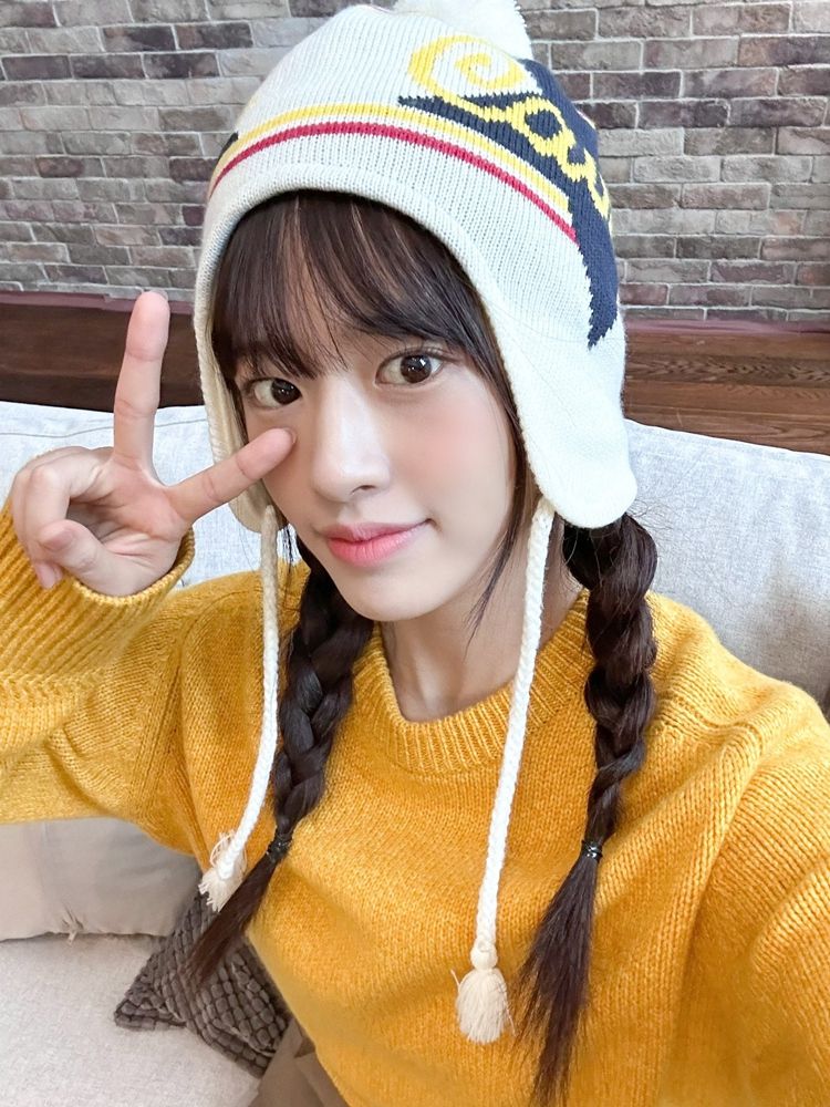 한편, 안유진이 속한 그룹 아이브는 최근 정규 앨범 활동을 마친 뒤 매주 월요일 오후 11시 공개되는 자체 콘텐츠 '1,2,3 IVE' 시즌3을 통해 팬들을 만나고 있다. 지난달 31일 첫 번째 일본 앨범 '웨이브(WAVE)'를 발매하며 본격적인 글로벌 활동에 돌입했다.