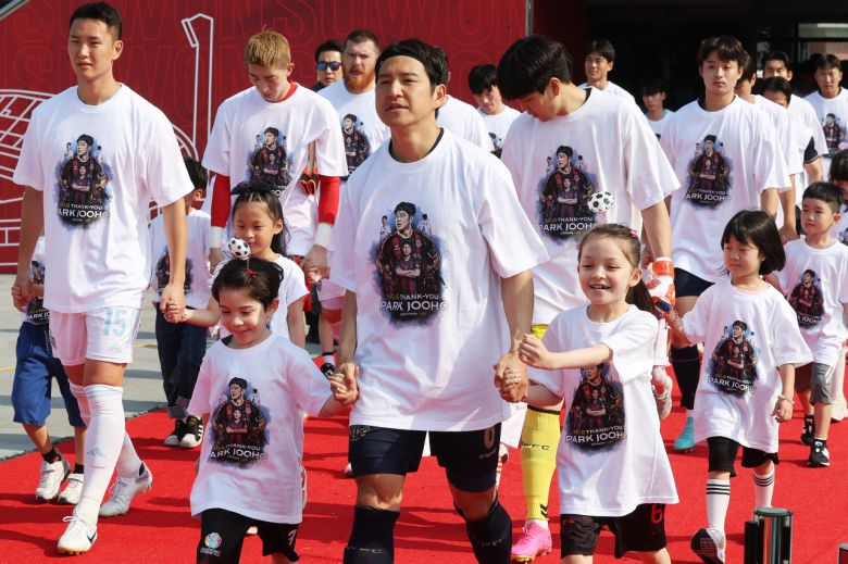 축구 국가대표 출신 박주호가 지난 6일 경기도 수원종합운동장에서 수원FC와 울산 현대 경기에 앞서 열린 은퇴식에 자녀들과 함께 참석해 있다. [연합]