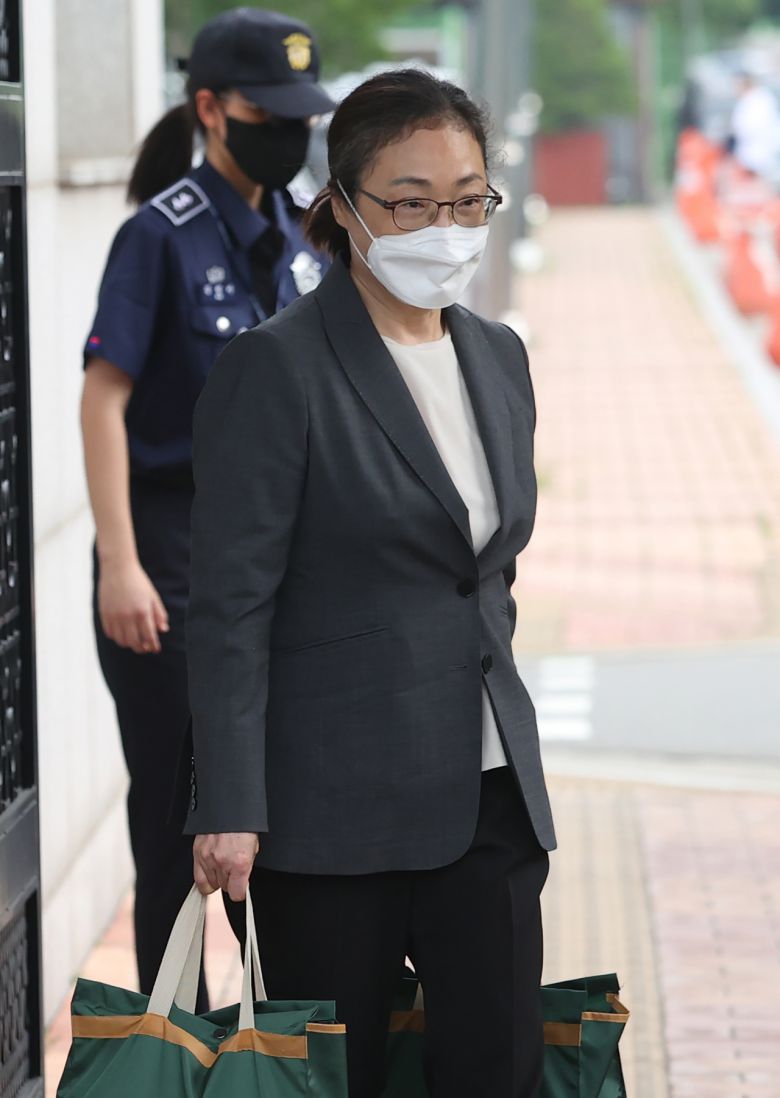 이태원 참사 부실 대응 혐의로 구속기소된 박희영 용산구청장이 법원의 보석 청구 인용에 따라 7일 서울 구로구 남부구치소를 나서고 있다. [연합]