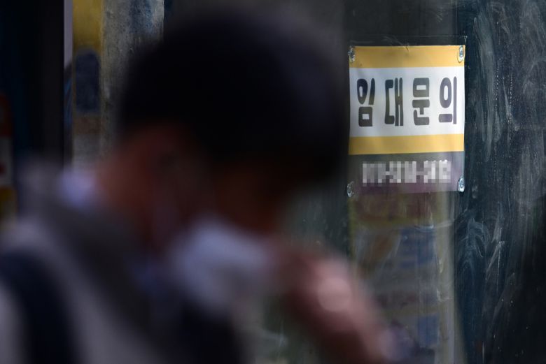 서울 명동거리에는 상가 '임대문의'를 알리는 문구들을 쉽게 볼 수 있다. 박해묵 기자