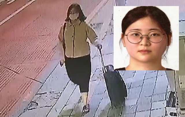 CCTV에 포착된 정유정. 피해자 시신을 훼손해 캐리어에 담은 뒤 경쾌하게 걸어가는 장면이다. [부산 북구청·부산경찰청]