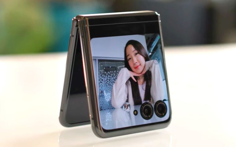 모토로라가 지난 1일 출시한 신형 접는 폰 ‘레이저40 울트라’. [유튜브 채널 ‘Motorola’]