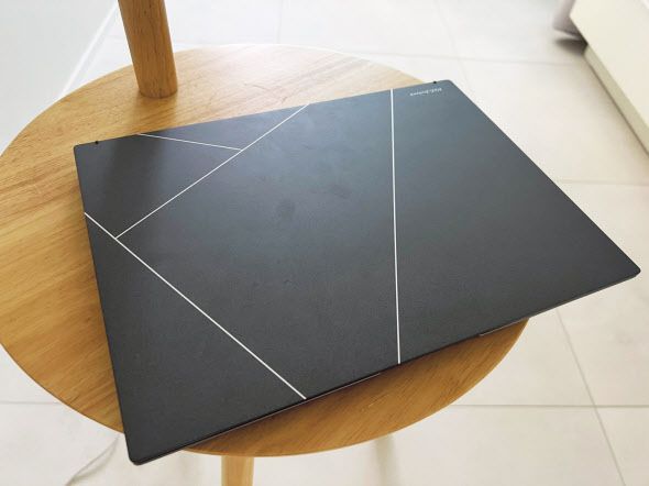 “몸도 마음도 가벼운 노트북”. ASUS(에이수스)가 지난달 출시한 신형 노트북 ‘젠북 S13 OLED’에 대한 기자의 감상평은 이러했다. 스마트폰 수준의 두께와 부담 없는 무게, 충전 걱정 없는 대용량 배터리의 조합으로 ‘노트북의 기본기’를 충실히 갖췄다. 젠북S13 OLED를 통해 국내 커머셜 노트북 시장에 이어 컨슈머 노트북 시장에서도 반향을 일으키겠다는 ASUS의 포부가 일견 이해가 가는 제품이었다.