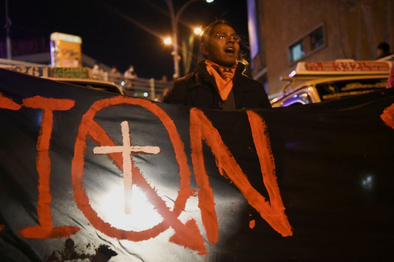 볼리비아 라파스에 위치한 한 대성당 앞에서 시민들이 성직자들의 성 학대에 항의하는 시위를 벌이고 있다.[로이터]