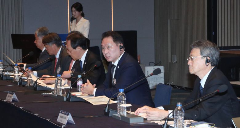 9일 부산 시그니엘호텔에서 열린 한일상공회의소회장단회의에서 최태원(오른쪽 두번째) 대한상의 회장이 발언하고 있다. [대한상의 제공]