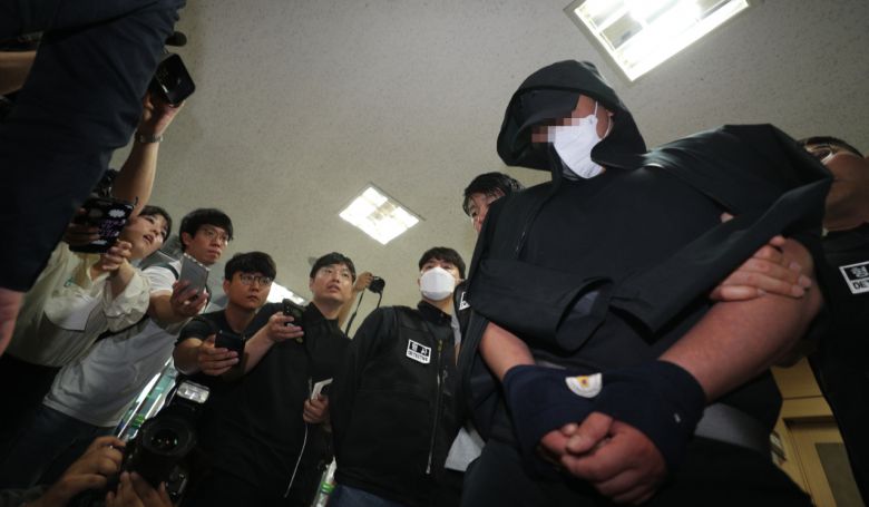 대구공항에 착륙 중인 항공기의 비상 출입문을 연 이 모(33) 씨가 지난달 28일 오후 대구지방법원에서 열린 구속 전 피의자 심문(영장실질심사)에 출석하고 있다. [연합뉴스]