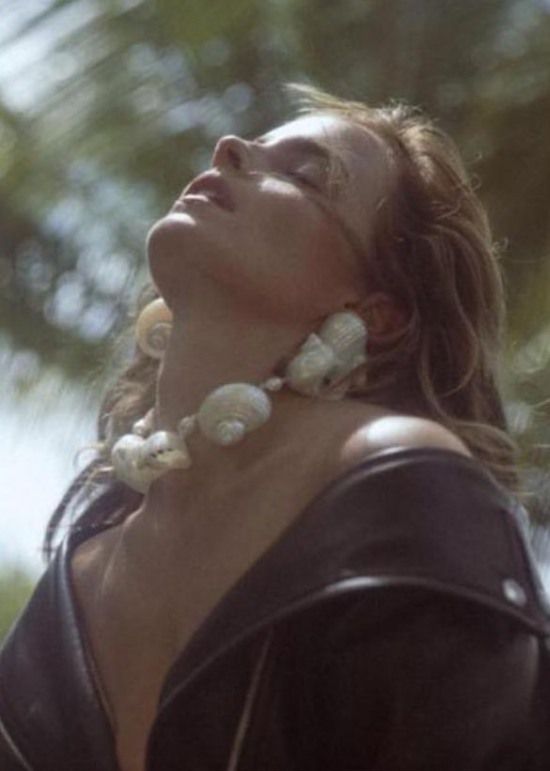 엠마 왓슨(33)이 파격 의상을 입고 아찔한 노출을 자랑해 화제다.