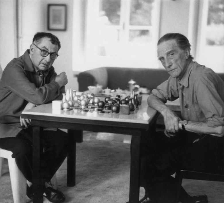 마르셀 뒤샹이 체스를 즐기는 모습.