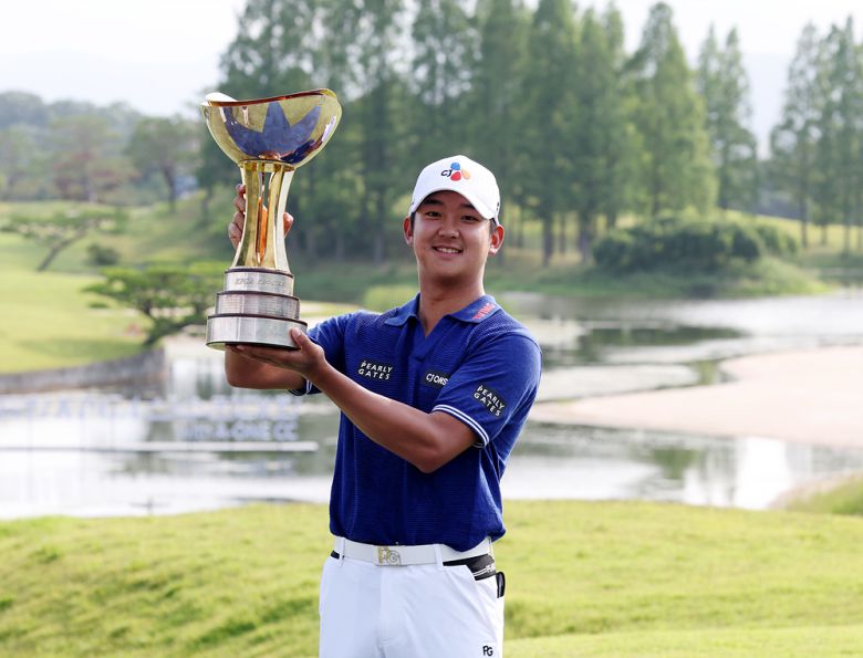 최승빈이 우승컵을 들어올리고 있다.[KPGA 제공]