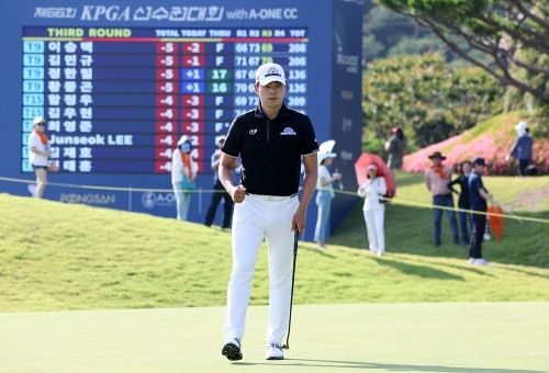 18번 홀에서 버디를 잡고 기뻐하는 이정환. [사진=KPGA]