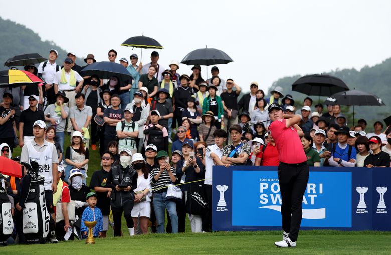 이정환의 티샷을 지켜보는 갤러리.[kpga 제공]