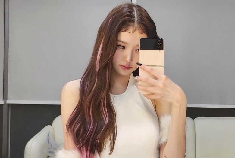 삼성전자 갤럭시Z플립4를 들고 있는 걸그룹 아이브의 장원영. [인스타그램 캡처]