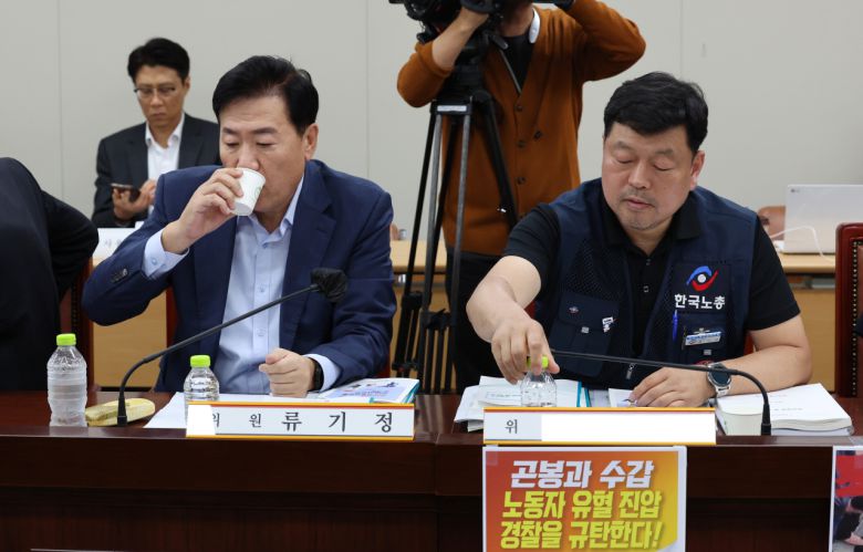 8일 오후 세종시 정부세종청사 최저임금위원회 회의실에서 열린 제3차 전원회의에서 사용자위원인 류기정 한국경영자총협회 전무(왼쪽)와 근로자위원인 류기섭 한국노총 사무총장이 자리하고 있다. [연합]