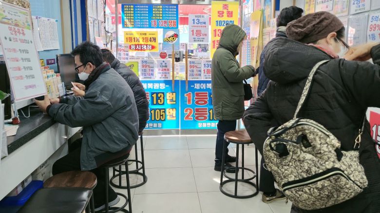 [헤럴드경제=장연주 기자] 분석 프로그램으로 조합한 로또복권 번호로 당첨되게 해주겠다고 속여 1억여원을 받아 가로챈 일당이 재판에 넘겨졌다. 이들은 당첨이 안되면 환불해주겠다고 피해자들을 안심시킨 것으로 드러났다.