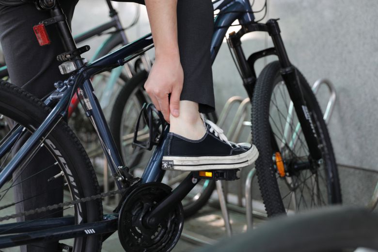 아킬레스건은 종아리근육과 발꿈치를 연결하는 힘줄로, 뒤꿈치를 들어올릴 때 강하게 작용한다.