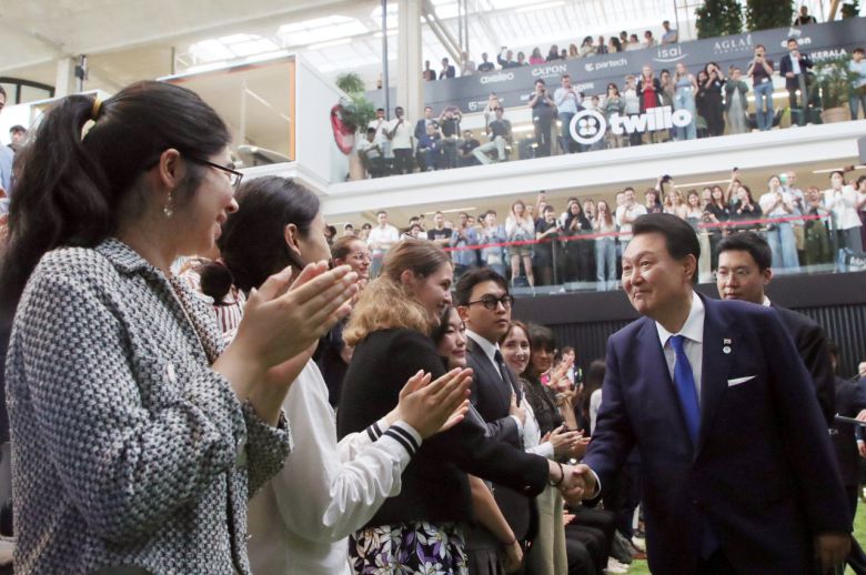 국제박람회기구(BIE) 총회 참석차 프랑스를 방문 중인 윤석열 대통령이 20일(현지시간) 파리의 스타트업 캠퍼스 ‘스테이션 에프(F)’에서 열린 한-프랑스 미래 혁신 세대와의 대화에 입장하고 있다. [연합]