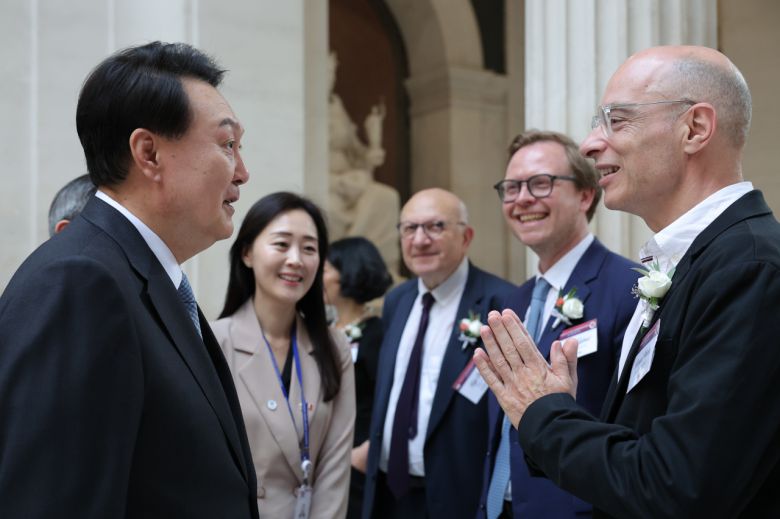 윤석열 대통령이 21일(현지시간) 파리 소르본 대학에서 열린 파리 디지털 비전 포럼에 참석하며 베르나르 베르베르 작가와 인사하고 있다. [연합]