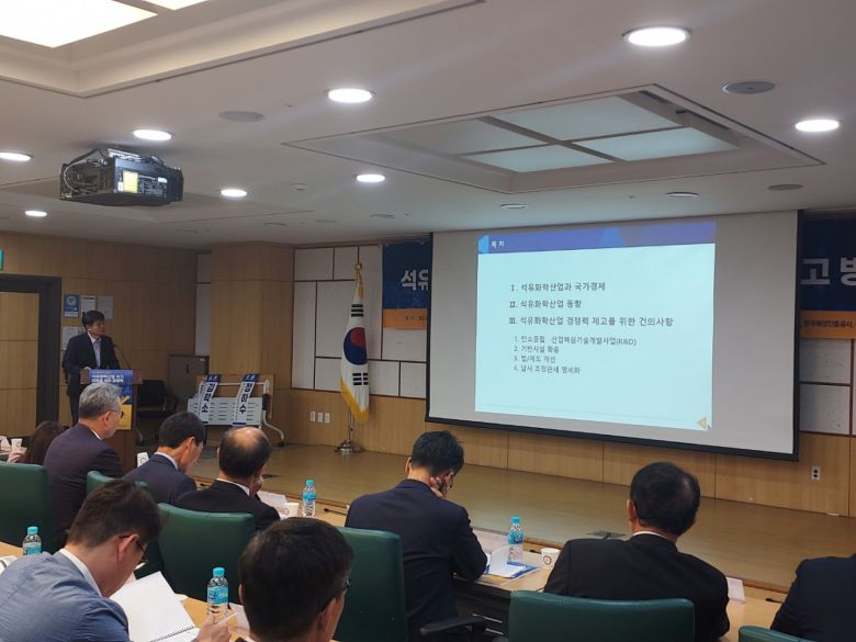 22일 서울 여의도 국회의원회관에서 열린 ‘석유화학산업 위기 대응을 위한 경쟁력 제고 방안’에서 정광하(맨 왼쪽) 한국석유화학협회 본부장이 국내 석유화학 산업 현황에 대해 설명하고 있다. 한영대 기자