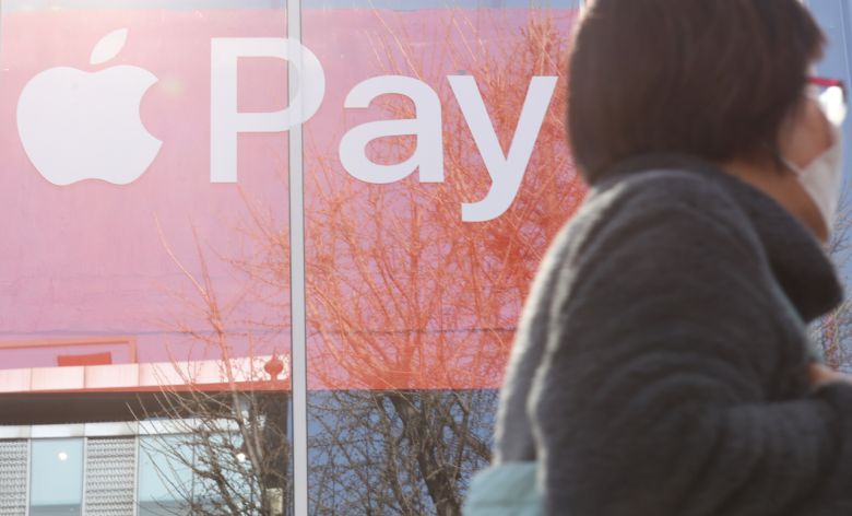 21일 오전 애플과 현대카드가 애플페이 국내 서비스를 시작했다. 아이폰과 현대카드를 보유한 이용자는 호환 단말기를 보유한 매장에서 카드 실물 없이 휴대전화로 간편결제를 이용할 수 있게 됐다. 사진은 이날 서울 용산구 현대카드 라이브러리 건물에 부착된 애플페이 홍보물. 연합뉴스