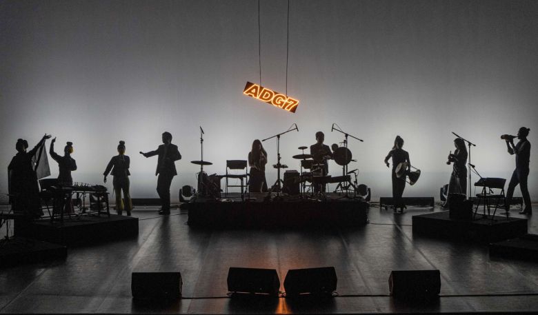 퓨전국악그룹 악(A)단(D)광(G)칠(7) 공연모습. 이들은 국내는 물론 세계곳곳에서 흥겨운 퓨전국악을 현지인과의 상호작용 속에 진행하고 있다.