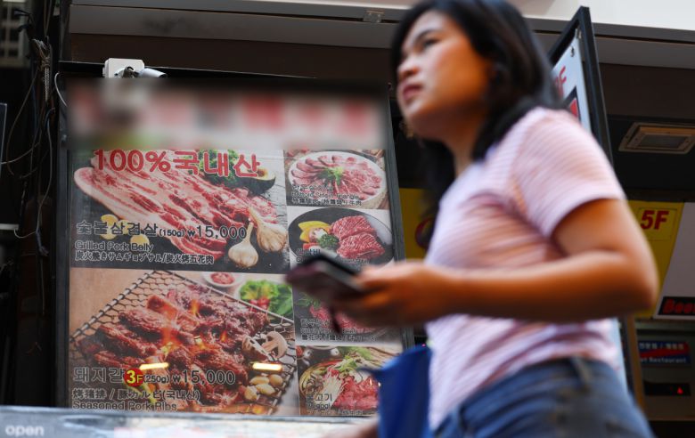 서울 중구 명동거리에 음식점 메뉴 간판들이 설치돼 있다. [연합]
