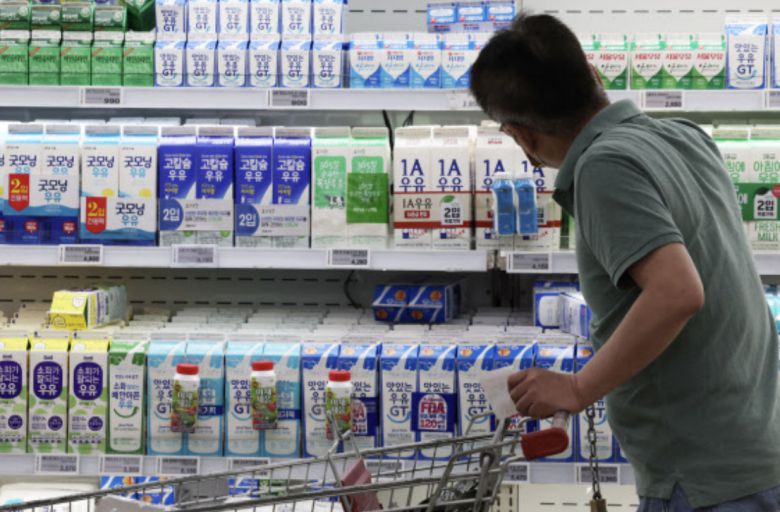 대형마트 유제품 매대를 둘러보는 소비자의 모습 [연합]