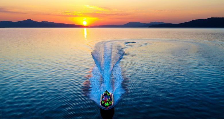 노르웨이의 한밤중인 시간대의 태양