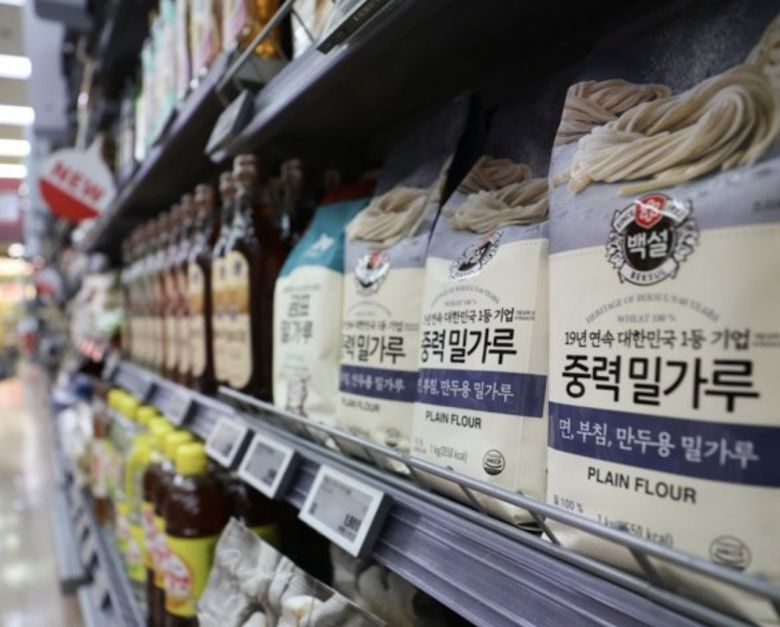 서울 시내 한 마트에 진열된 밀가루 [연합]