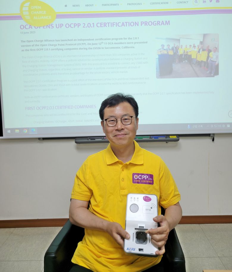 이재조 박사가 개발한 ‘전기차 충전용 과금형 콘센트 기술'이 세계 최초 국제 프로토콜 인증을 받았다.[한국전기연구원 제공]