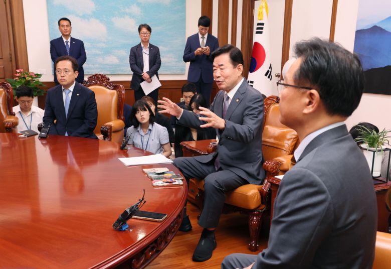 김진표 국회의장이 3일 오전 국회 의장집무실에서 열린 '여야 2+2 선거제 개편 협의체' 발족식에서 발언하고 있다. 왼쪽부터 민주당 송기헌 원내수석부대표, 김 의장, 국민의힘 이양수 원내수석부대표. [연합]