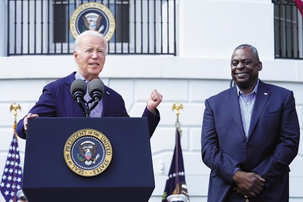 조 바이든 미국 대통령이 독립기념일인 4일(현지시간) 워싱턴 백악관에서 열린 군인 가족 초청 바비큐 만찬에서 로이드 오스틴(오른쪽) 국방부 장관을 곁에 두고 참석자들의 공과 노고를 기리며 격려하고 있다. [AP]