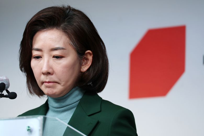 나경원 전 의원이 지난 1월 25일 오전 서울 여의도 국민의힘 당사에서 기자회견을 열고 전당대회 불출마를 선언한 뒤 취재진 질문을 받고 있다. [연합]