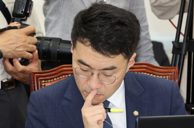 김남국 무소속 의원이 27일 오후 서울 여의도 국회에서 열린 교육위원회 전체회의에서 자료를 살펴보고 있다. [연합]