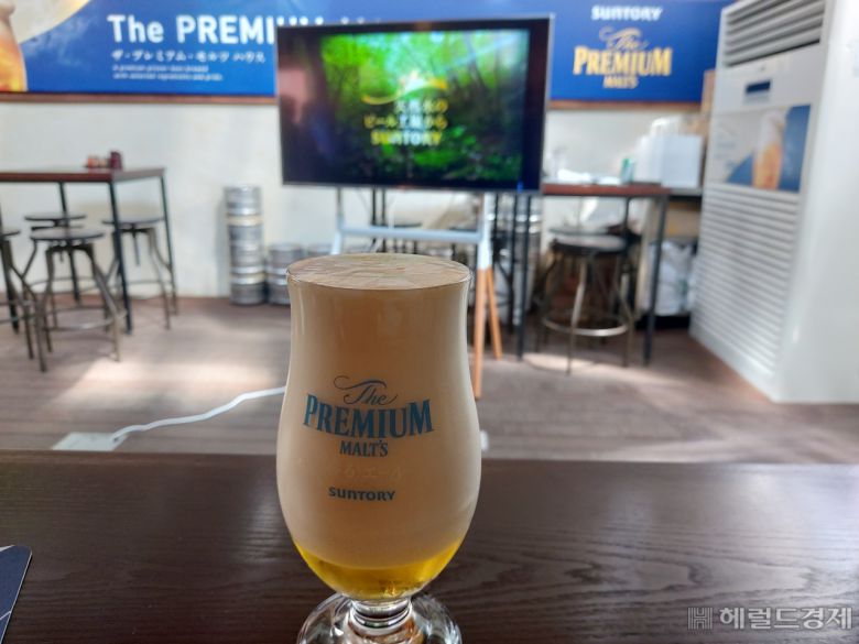 7일 오픈한 서울 용산구 산토리 팝업스토어의 ‘밀코’. 90%가 거품이다. 김희량 기자